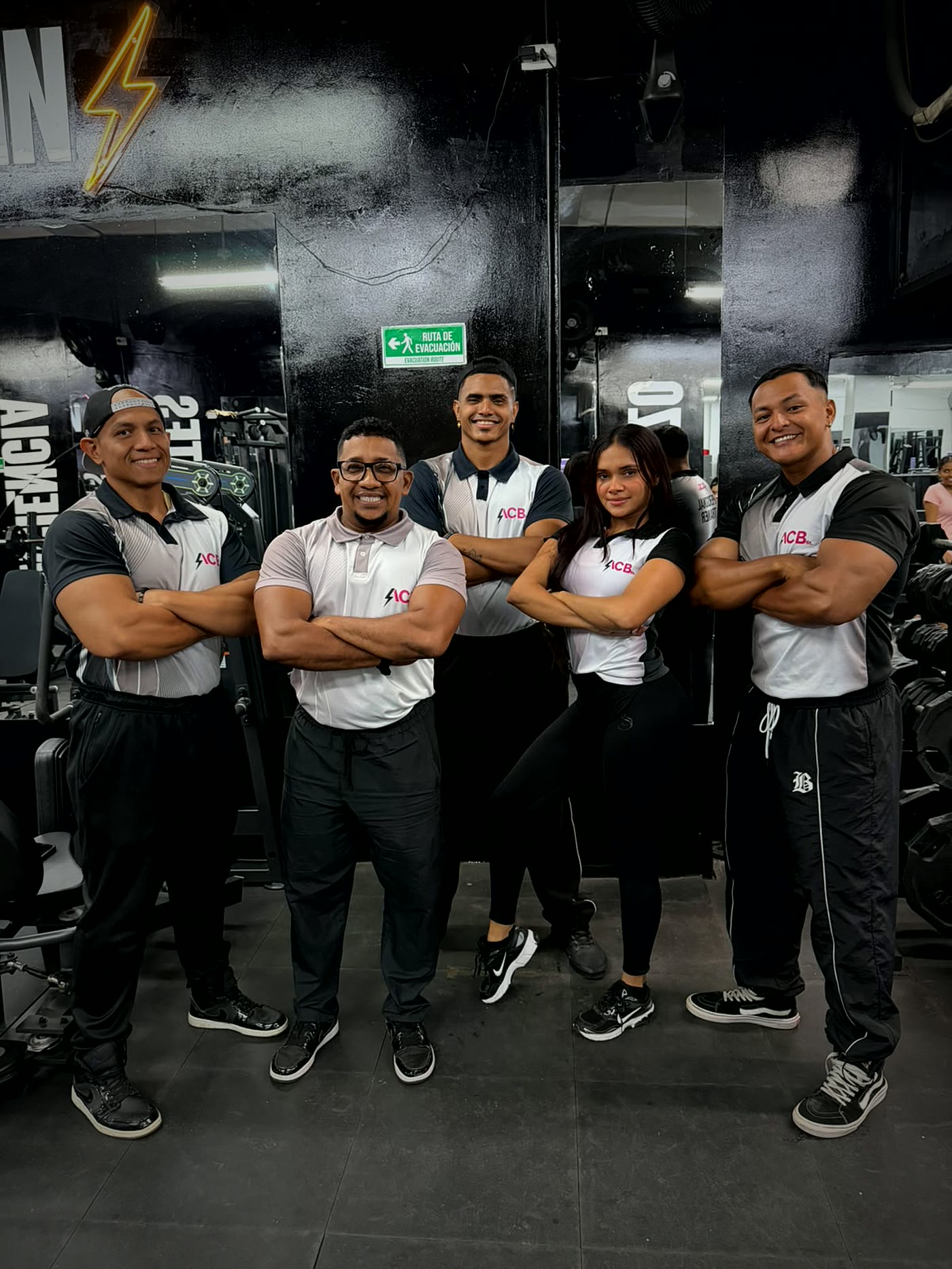 Entrenadores de planta ACBFIT en sala de pesas