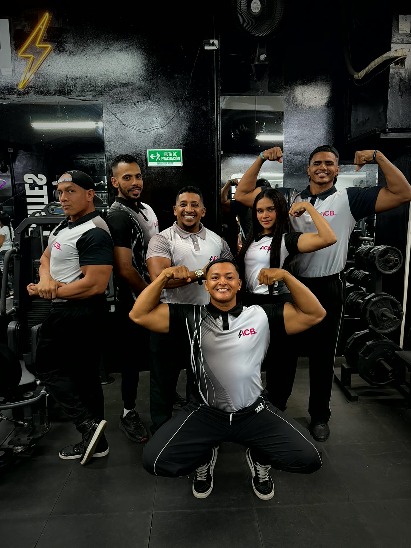 Entrenadores ACBFIT posando con energía
