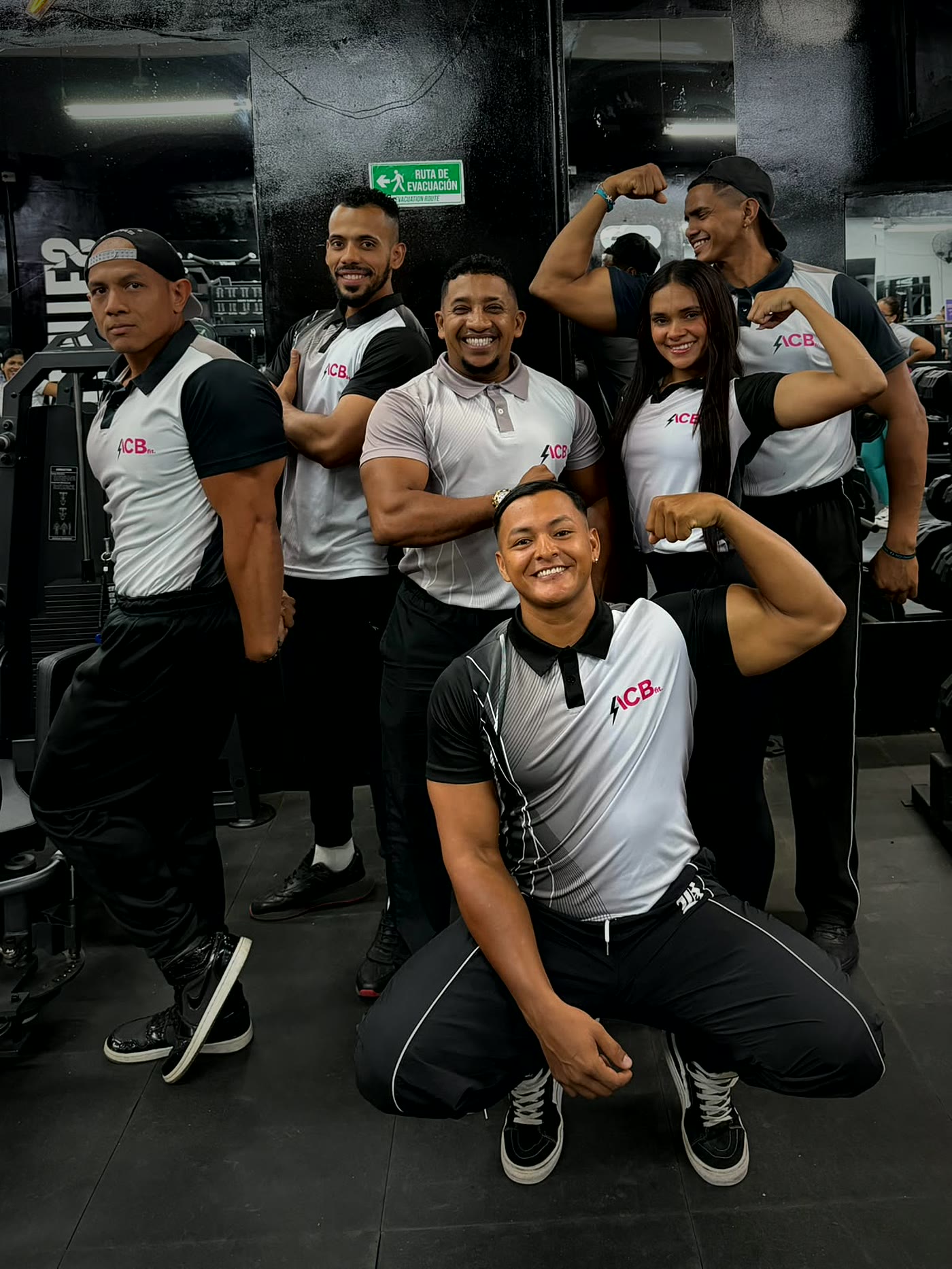 Equipo ACBFIT mostrando fuerza y compañerismo