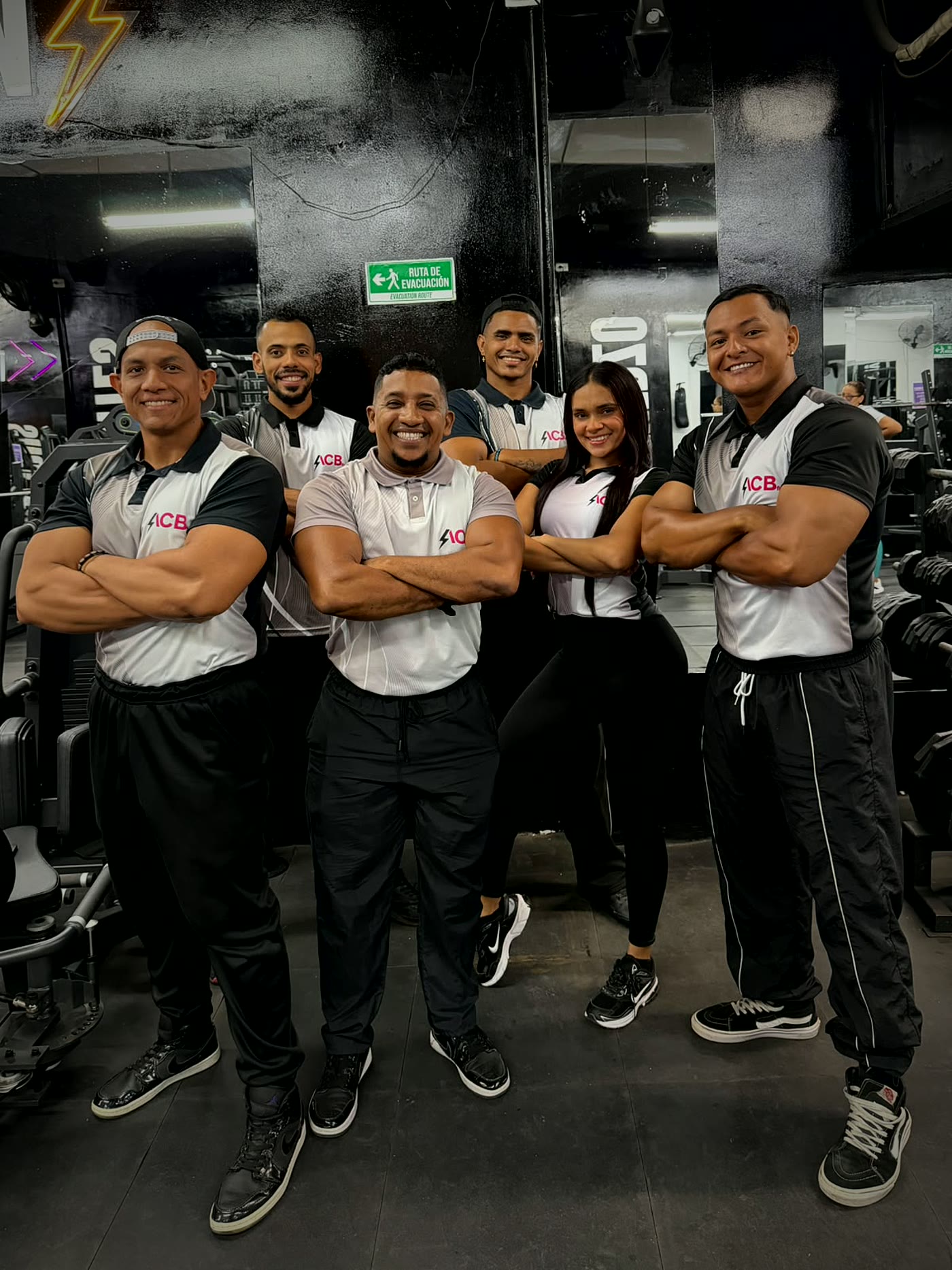 Equipo ACBFIT reunido en el gimnasio